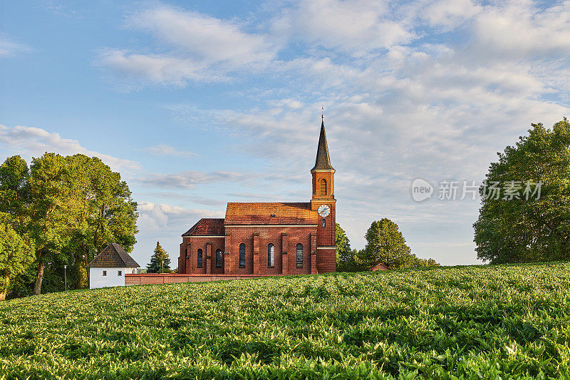 Kirche in Wald bei Winhöring, Pfarrkirche Maria, Hilfe der Christen, Gemeinde Pleiskirchen, Landkreis Altötting, Oberbayern, Bayern, Deutschland /教区教堂的玛丽，基督徒在Wald附近的帮助Winhöring, Pleiskirchen, Altötting，上巴伐利亚